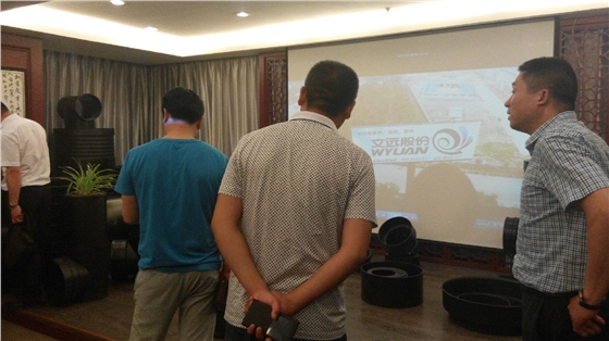 文遠(yuǎn)董事長齊總在給客戶講解 文遠(yuǎn)董事長齊總在給客戶講解