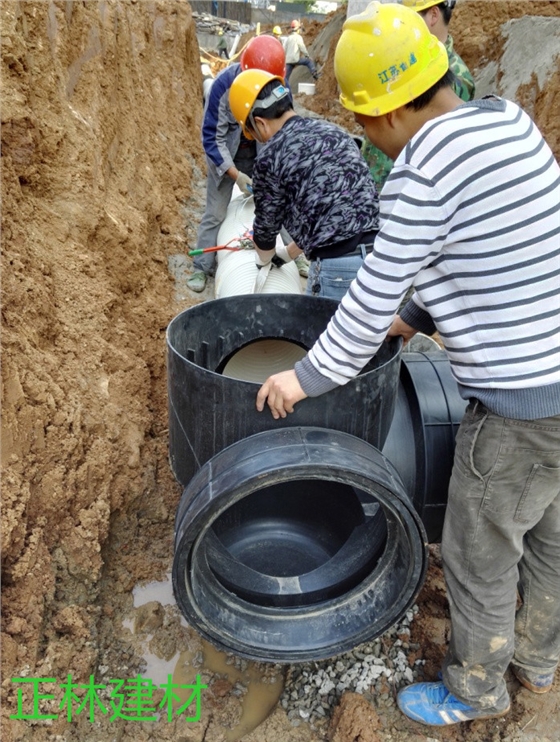 正林環(huán)?，F(xiàn)場指導南京天安數(shù)碼城塑料井及其配件安裝