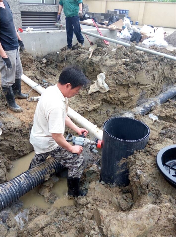 檢查井井座怎么和管道連接呢？