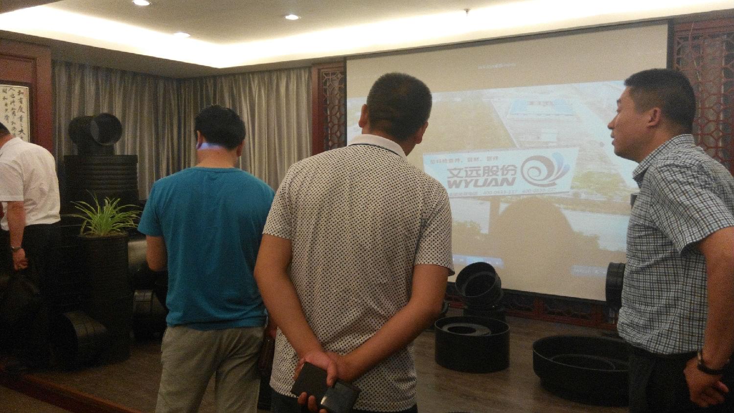 文遠(yuǎn)董事長(zhǎng)齊總在給客戶講解 文遠(yuǎn)董事長(zhǎng)齊總在給客戶講解