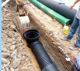 鋪設(shè)管道及安裝塑料井底座 鋪設(shè)管道及安裝塑料井底座