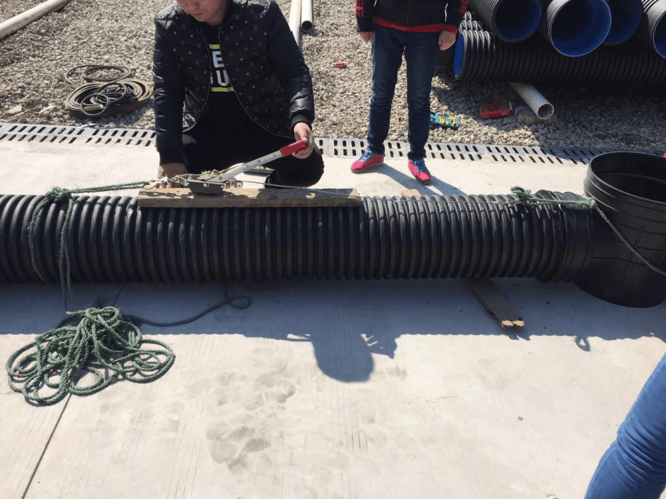 緊線器的使用---依道豐塑料檢查井施工篇1 緊線器的使用---依道豐塑料檢查井施工篇1