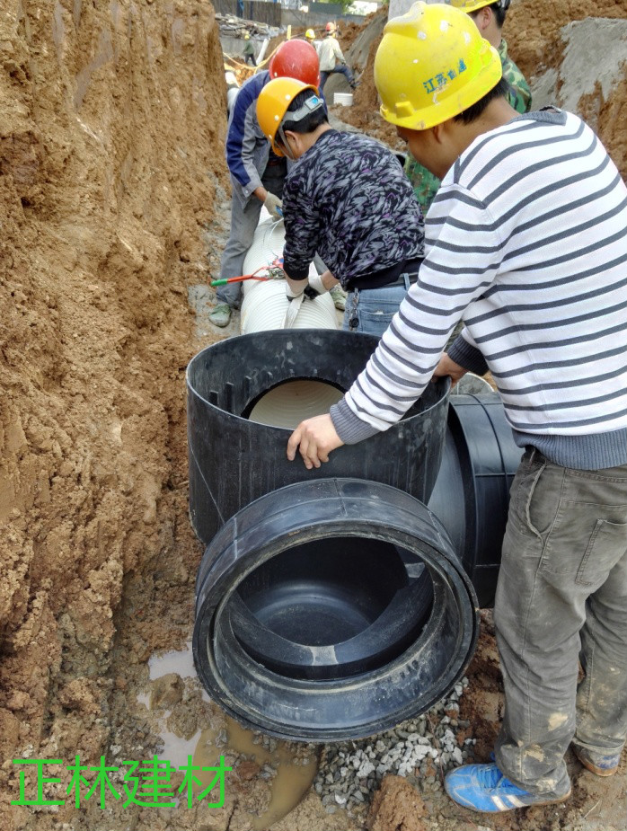 正林環(huán)?，F(xiàn)場指導(dǎo)南京天安數(shù)碼城塑料井及其配件安裝