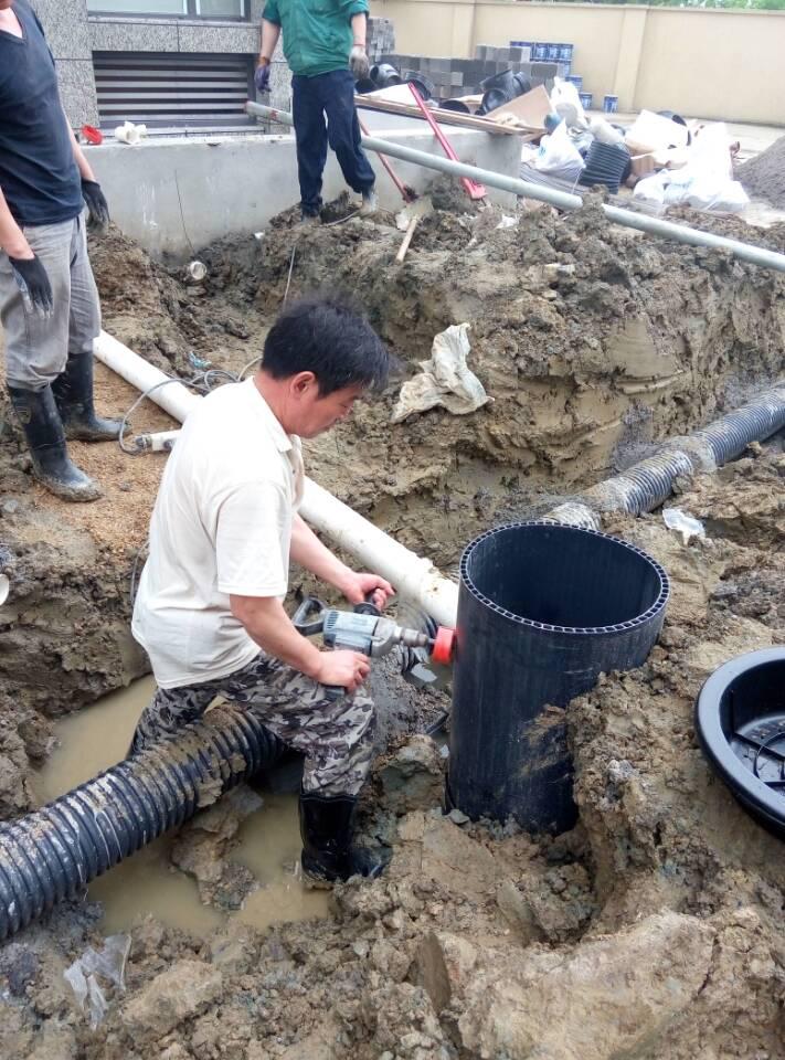正林環(huán)保教你如果把塑料檢查井井座和管道的連接方法 正林環(huán)保教你如果把塑料檢查井井座和管道的連接方法